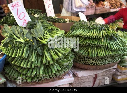 Chinesischer Brokkoli auf dem Display auf einem Markt in Hongkong Stockfoto