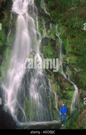 Walker von Wasserfall Porth Ysgo Lleyn Halbinsel Nord-West-Wales Stockfoto