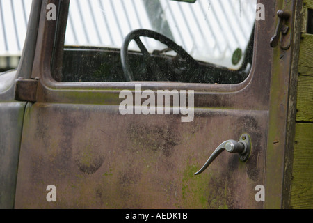 Nahaufnahme von der linken Seite von einem alten Citroën-LKW im Gebüsch in der Nähe ein Hotel in den Niederlanden aufgegeben Stockfoto