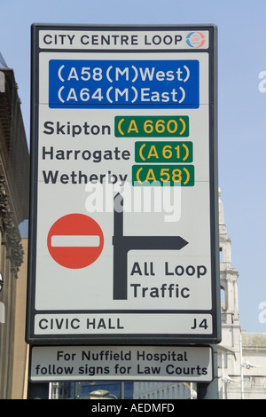 Straße Verkehr Schild Richtung Leeds City Centre Stockfoto