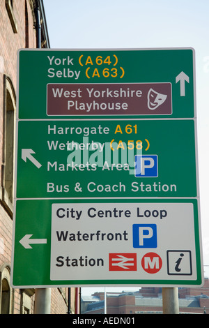 Straße Verkehr Schild Richtung Leeds City Centre Stockfoto
