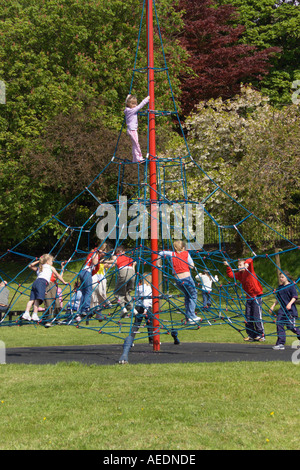 Kinder spielen Spielplatz [Klettergerüst] Stockfoto