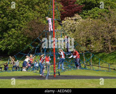 Kinder spielen Spielplatz [Klettergerüst] Stockfoto