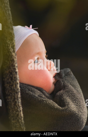 Weibliches Baby mit Langarm Mantel statt Stockfoto