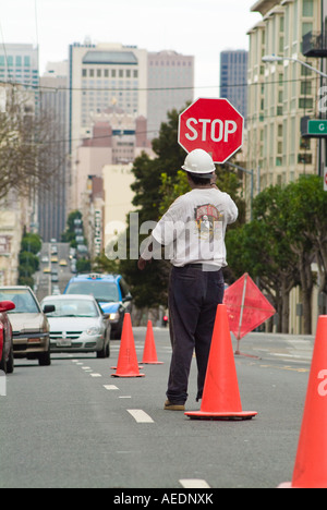 Bauarbeiter mit Stop Schild auf Stadt Straße Stockfoto