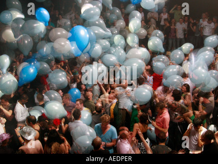 Tanzen unter den Luftballons. Stockfoto