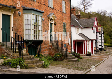 UK Wales Powys Montgomery Arthur Street alten Läden Haus Gesellschaft Stadtmuseum im alten Glockenhaus und alte Plume Federn Inn Stockfoto