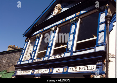 UK Wales Powys Hay on Wye Lion Street bemalt bunt Richard Booth Buchhandlung Stockfoto