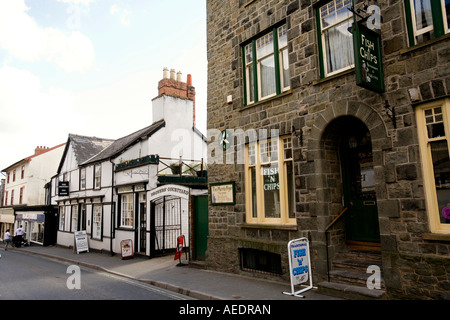 UK Wales Powys Builth Wells High Street Viehtreiber Tea Rooms und Chip-shop Stockfoto