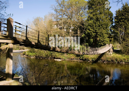 UK Wales Powys Builth Wells hölzerne Hängebrücke über Irfon Fluss in Caer Beris Hotel Stockfoto