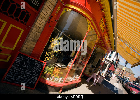 UK Wales Powys Llandrindod Wells Middleton Straße Vans Good Food Shop Feinkost Stockfoto