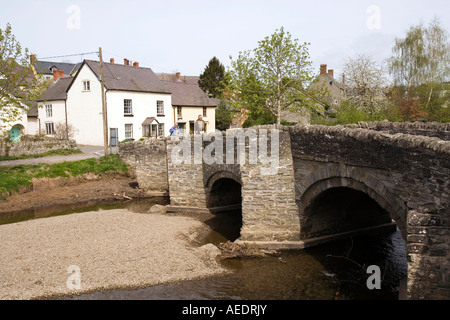 UK Shropshire Clun paar über mittelalterliche 1450 Lastesel Brücke über Fluß Clun Stockfoto