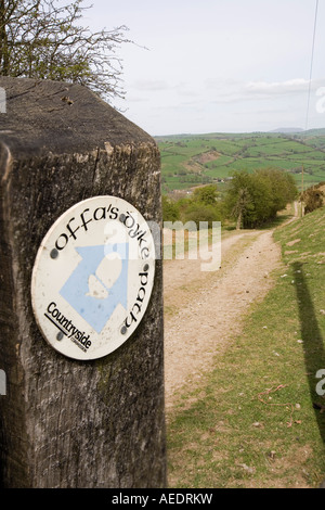 UK Shropshire Newcastle Offas Dyke und weg fallenlassen aus Llanfair Hill in Clun River Valley Stockfoto