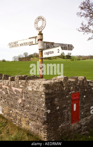 UK Shropshire Skyborry Green Road Wegweiser und ländlichen Briefkasten Wand eingelassen Stockfoto