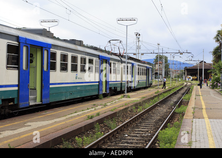 Luino Bahnhof mit Trenitalia Zug abfahren wird vorbereitet. Luino ist am Ufer des Lago Maggiore. Stockfoto