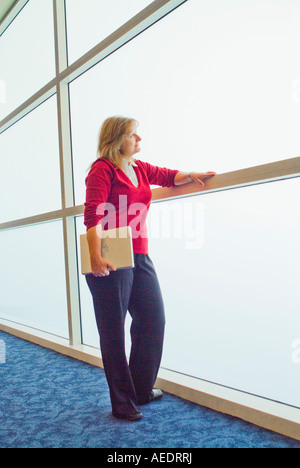 Attraktive weibliche stehen im Airline-terminal mit Laptop-computer Stockfoto