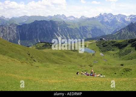 Picknick auf dem in einer Blume gefüllt Almwiese an den Hängen des Fellerhorn in den Bayerischen Alpen Stockfoto