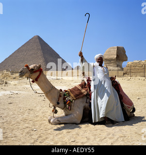 Beduinen und Kamelen außerhalb der Großen Pyramide von Gizeh Ägypten Nordafrika Stockfoto