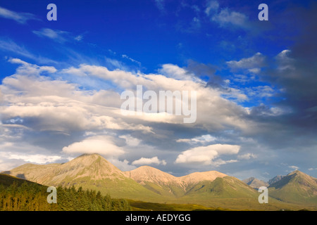 Isle Of Skye West Schottland, stürmischen Wolken über die Red Cuillin Berge auf dieser wunderschönen Insel der windgepeitschten Fernbedienung Stockfoto