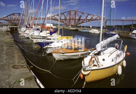 Segel- und Sportboote vor Anker im Hafen von South Queensferry, Edinburgh, Scotland, UK Stockfoto
