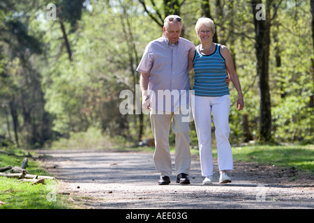 Schönes älteres Paar, ein Spaziergang durch den Park-Arm in arm Stockfoto