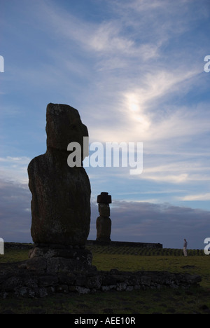 Geschnitzte Figuren oder Moai, in der Nähe von Hanga Roa auf der Osterinsel. Stockfoto