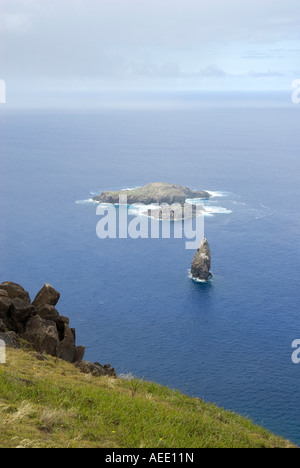 Inselchen von Motu Nui und Motu Iti Weg von der Küste der Osterinsel im Pazifischen Ozean. Stockfoto