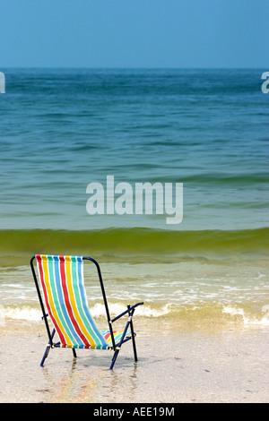 Einsame Stuhl am Strand Madeira Beach Fl Stockfoto