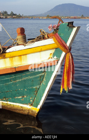 Bug eines Fischerbootes Cham am Fluss Sanke, Kampot, Kambodscha Stockfoto