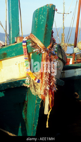 Bug des traditionellen Cham Fischerboot, geschmückt mit Girlanden und Schals am Fluss Sanke, Kampot, Kambodscha Stockfoto