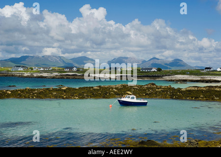 County Galway Irland Blick über Mannin Bay zu den zwölf Pinns Connemara Stockfoto