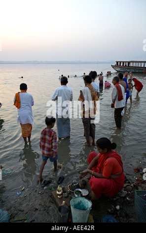 Morgendlichen rituellen Bad. Assi Ghat. Ganges-Fluss. Varanasi. Indien Stockfoto