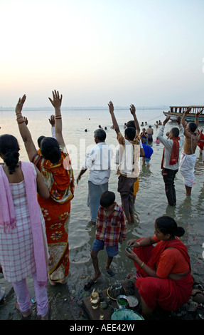 Morgendlichen rituellen Bad. Assi Ghat. Ganges-Fluss. Varanasi. Indien Stockfoto