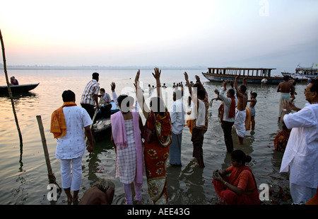 Morgendlichen rituellen Bad. Assi Ghat. Ganges-Fluss. Varanasi. Indien Stockfoto