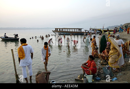 Morgendlichen rituellen Bad. Assi Ghat. Ganges-Fluss. Varanasi. Indien Stockfoto