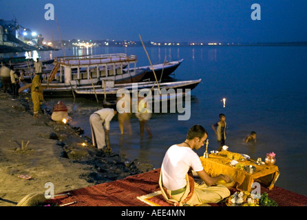 Vorbereitung der Ganga Aarti Nacht Zeremonie. Assi Ghat. Ganges-Fluss. Varanasi. Indien Stockfoto