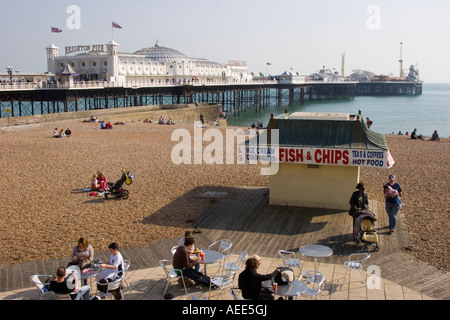 Ein voll und laut Brighton Strand und Meer an einem ungewöhnlich warmen Tag im April Stockfoto