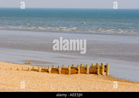 Ein Ablaufrohr ins Meer entladen Stockfoto