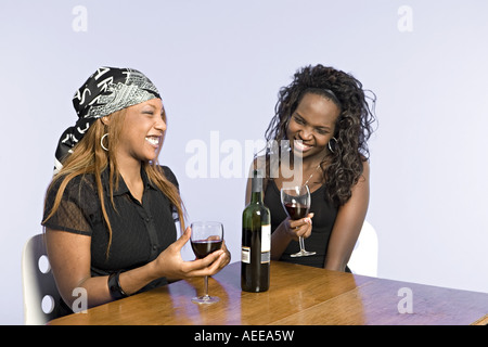 Zwei Freundinnen, ein Glas Wein. Stockfoto