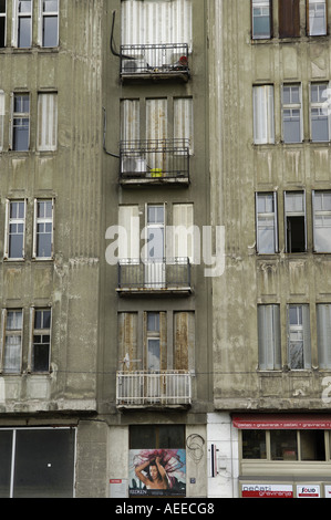 schäbige Fassade eines Apartment-Gebäudes Stockfoto