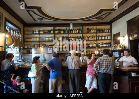 Mittag, trinken in der Cerveceria Alemana auf Plaza Santa Ana, Madrid, Spanien Stockfoto