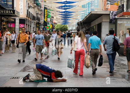 Mann betteln in Calle de Preciados Madrid Spanien Sol Gebiet Stockfoto
