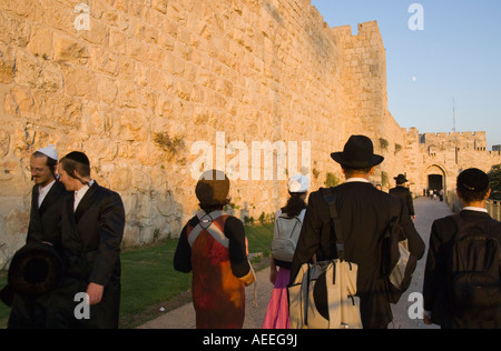 Israel Jerusalem Jaffa Tor orthodoxen kleiden Juden in traditionellen Spaziergang entlang der alten Stadtmauer Stockfoto