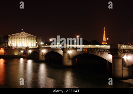 Les Invalides Gebäude bei Nacht in Paris Stockfoto