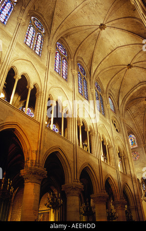 Eine Innenansicht der Kathedrale Notre Dame in Paris vor dem verheerenden Brand am 15. April 2019. Papst Alexander III. legte den ersten Stein im Jahre 1163. Stockfoto