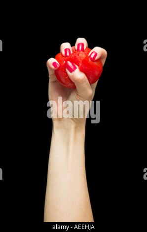 Frau quetschen Tomate in der hand schließen sich Stockfoto
