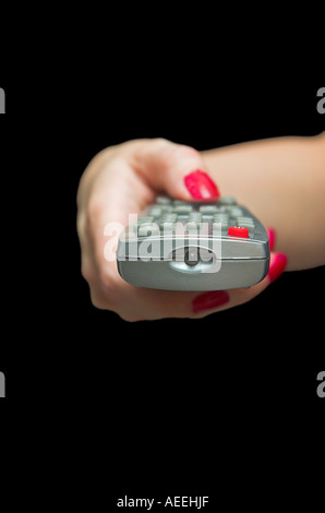 Frau die Hand, die TV-Fernbedienung Stockfoto