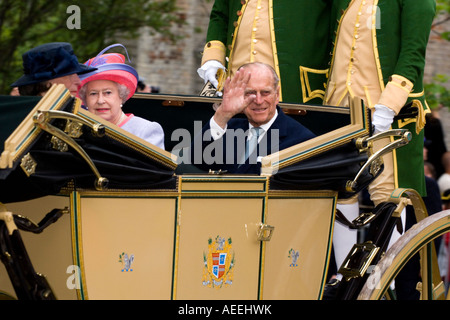 Queen Elizabeth und Prinz Philip Fahrt in einem offenen Wagen in Colonial Williamsburg Virginia Stockfoto