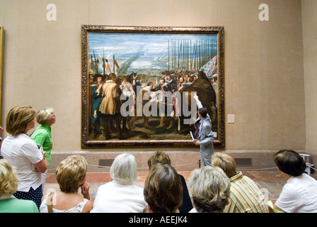 Reiseleiter und Touristen auf der Suche bei La Rendicion de Breda von Velazquez im Museo del Prado, Madrid, Spanien Stockfoto