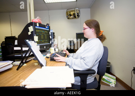 Weiblicher Häftling arbeitet mit der Dateneingabe in Nebraska Correctional Center für Frauen in York Nebraska USA Stockfoto